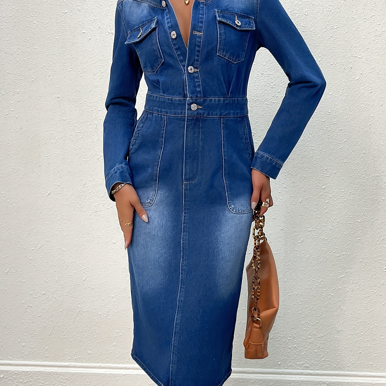 

Robe midi en denim bleu délavé, coupe ajustée, manches longues, boutons, style élégant, pour femmes.