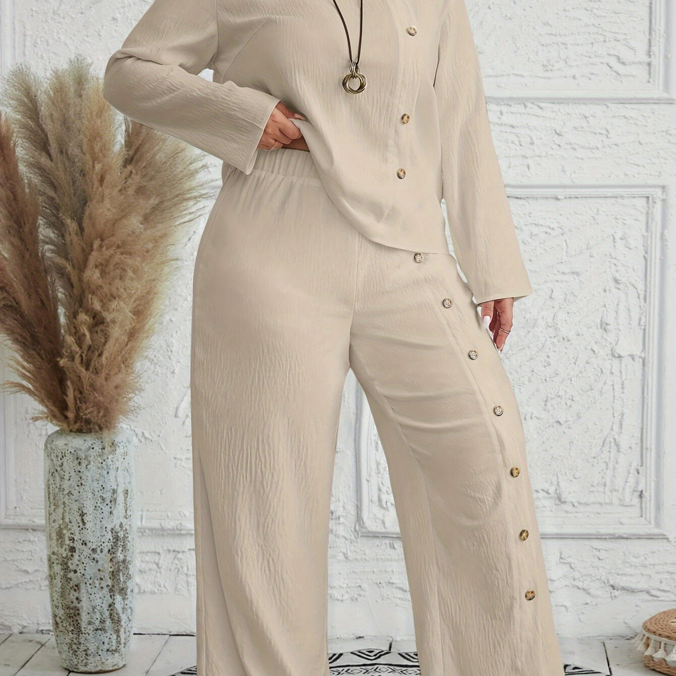 

Ensemble deux pièces décontracté grande taille, haut à manches longues à col rond et décor de boutons, pantalon large, vêtements grande taille pour femmes.