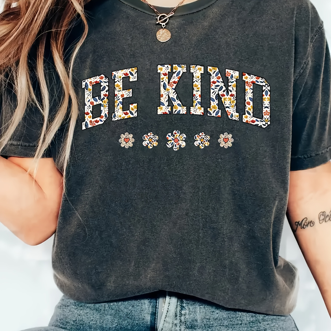 

Women's Casual Short Sleeve T-shirt With "be Kind" Letter Print, Round Neck, Polyester, Regular Fit, Fashion Top For Ladies