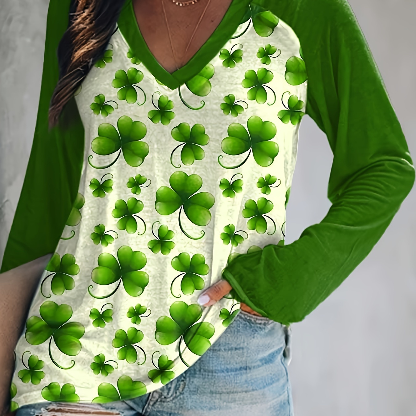 

1pc Women's Plus Size V-neck Long Sleeve T-shirt, Casual Polyester Top With Clover Print, Stretch Fabric, Regular Length, Spring/autumn Fashion, 's Day Apparel