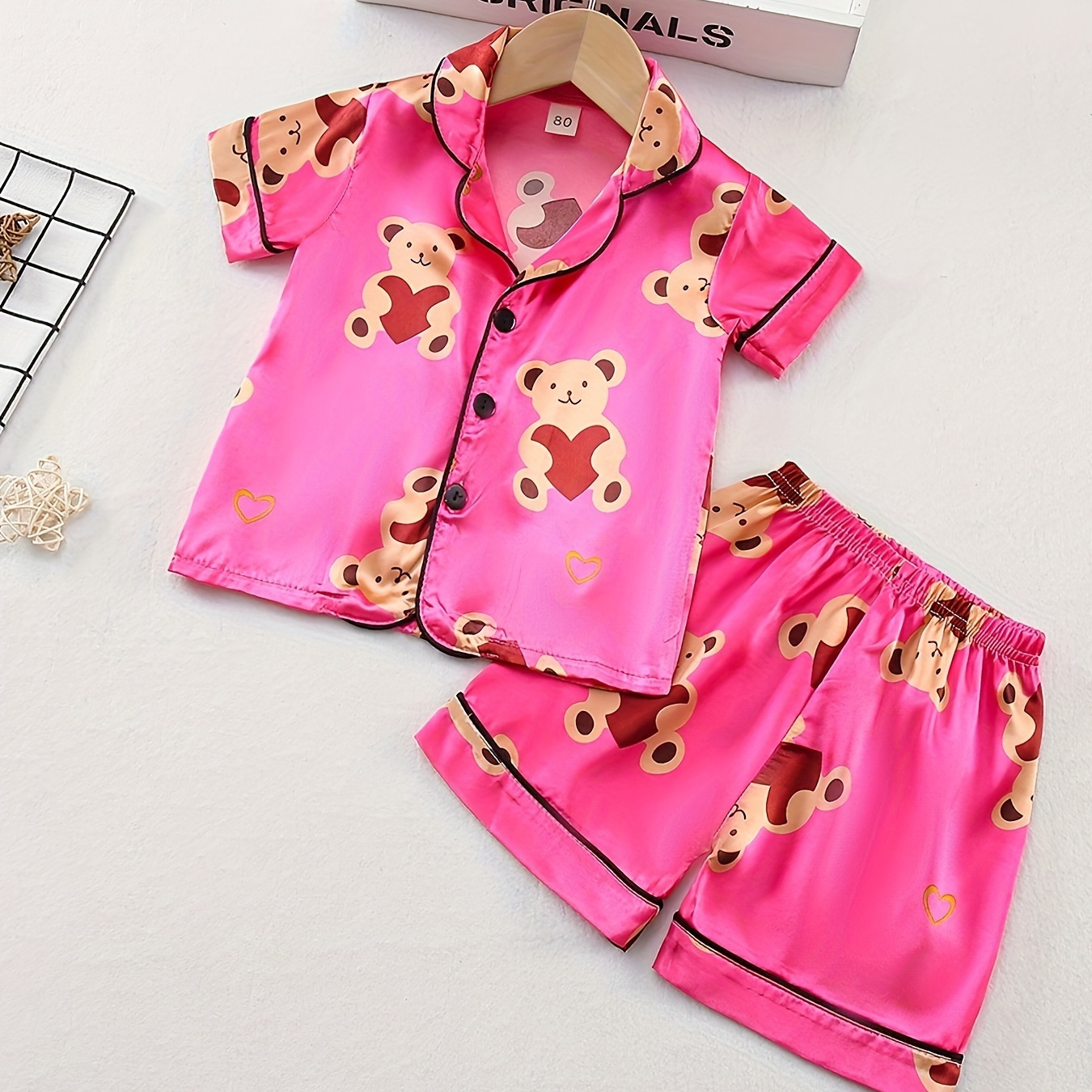 

Girls 2-piece Pajama Sets Allover Cartoon Bear Pattern Lapel Front Buckle Chest Pocket Short Sleeve Top & Matching Short Pants Casual Pj Sets