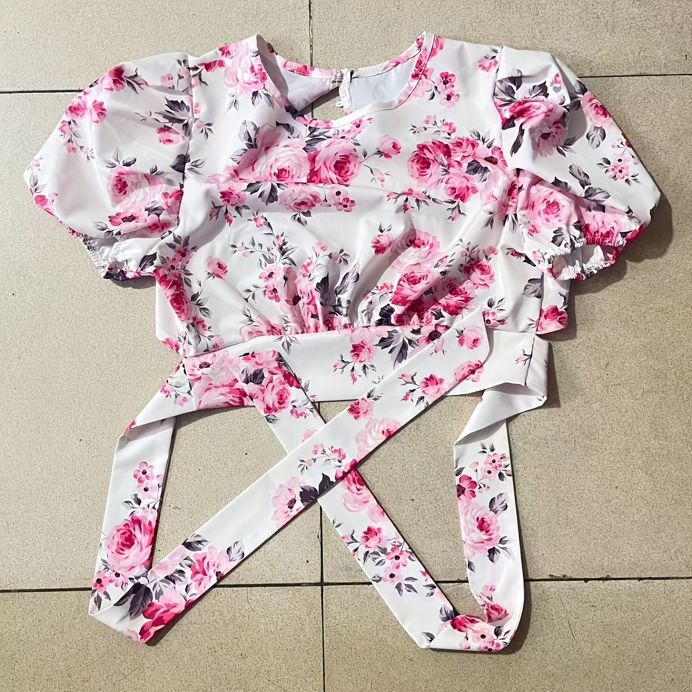 

T-shirt à manches courtes imprimé floral élégant, pull à col rond en polyester 100% non extensible avec design dos nu et ceinture pour femmes