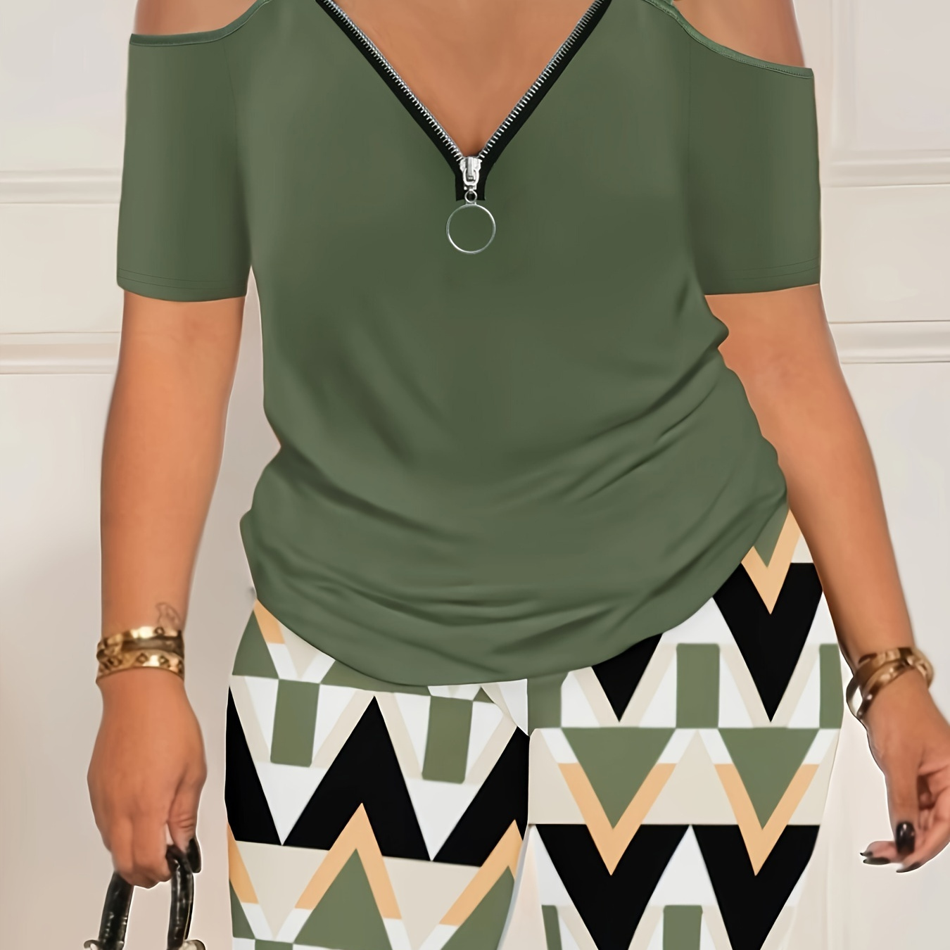 

Plus Size Geometric Print Two-piece Set, Zip Front Cold Shoulder Short Sleeve Top & Skinny Shorts Outfits, Women's Plus Size Clothing