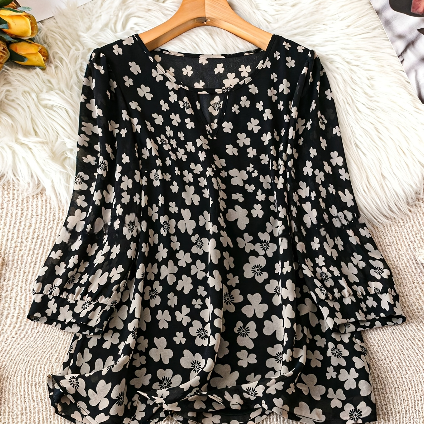 

[everyday ] Women's Elegant Black And White Floral Blouse - V-neck, High-low Hem, Spring/summer , Machine Washable, Floral Print Blouse