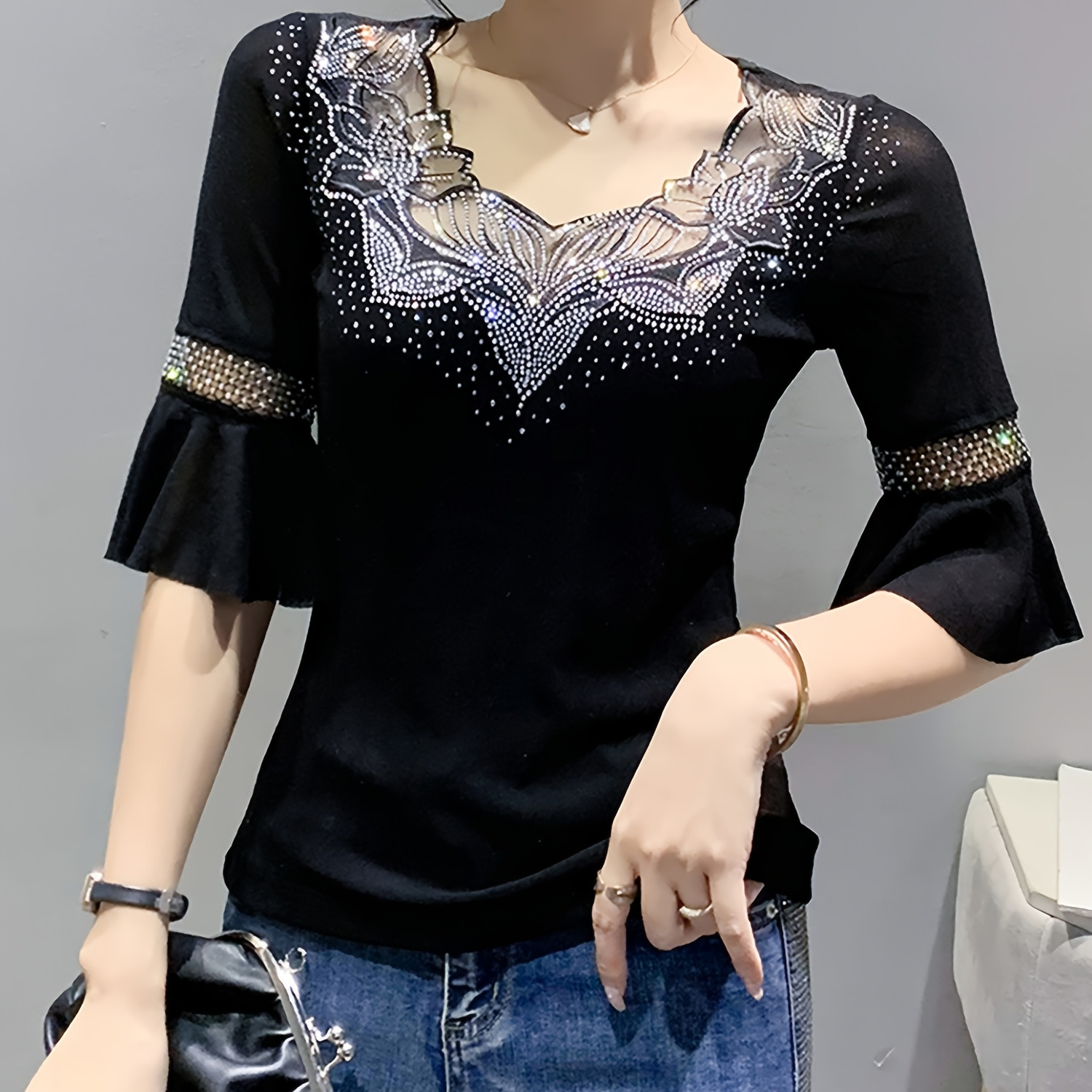 

T-Shirt Noir Élégant avec Détails en Dentelle Strass Colorée - Col en V, Coupe Slim, Mélange de Polyester Extensible, Lavable en Machine - Haut Chic et Stylé pour Femme