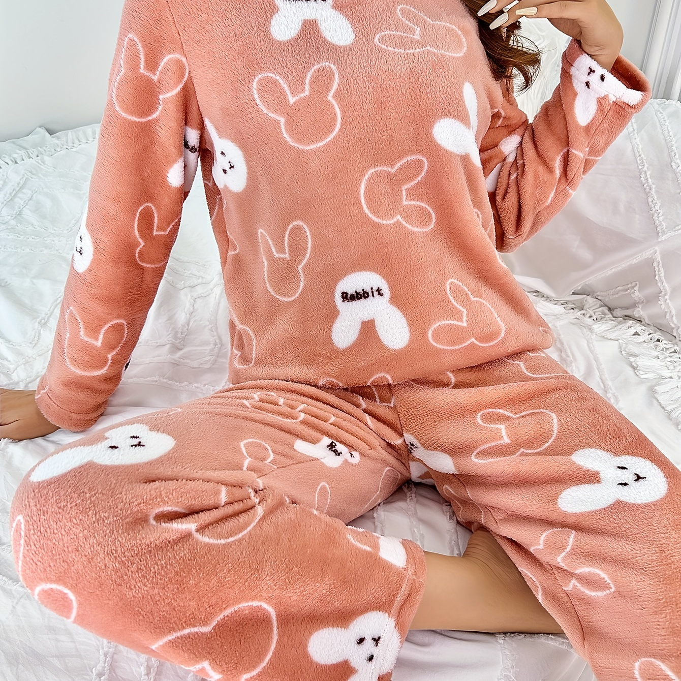 

Ensemble de pyjama épais en polaire décontracté pour femme avec imprimé lapin de dessin animé, haut à manches longues et col rond, pantalon, coupe décontractée confortable pour l'automne et l'hiver