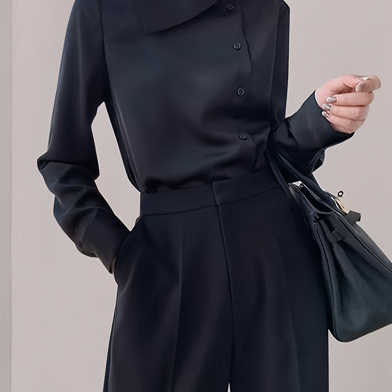 

Blouse Élégante à Col Roulé Noir Unie pour Femme - Manches Longues Élégantes, Chemise Boutonnée avec Col à Élevé, Polyester, Lavable en Machine pour Tenue Décontractée et Professionnelle