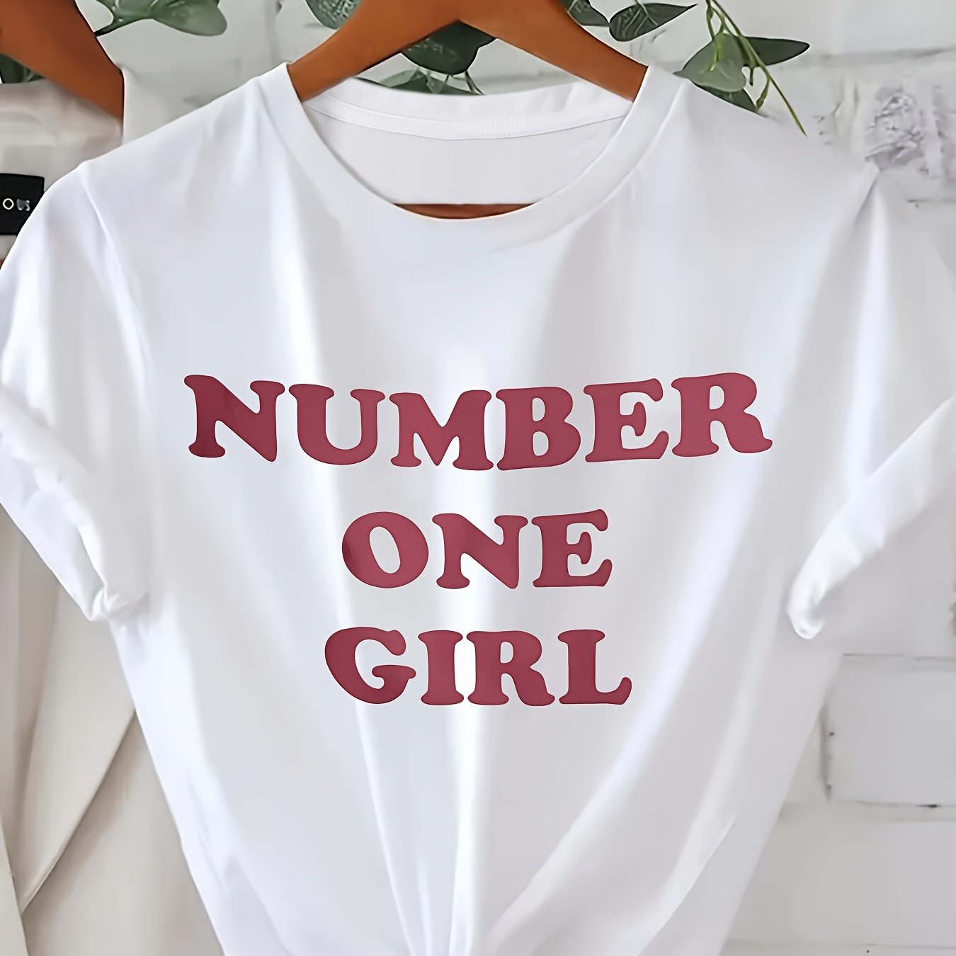 

Chic 'Fille Numéro Un' T-shirt - Haut Décontracté à Manches Courtes et Col Rond pour Femme, pour & l'Été, Mélange de Polyester Facile d'Entretien, Blanc avec Lettrage Rose