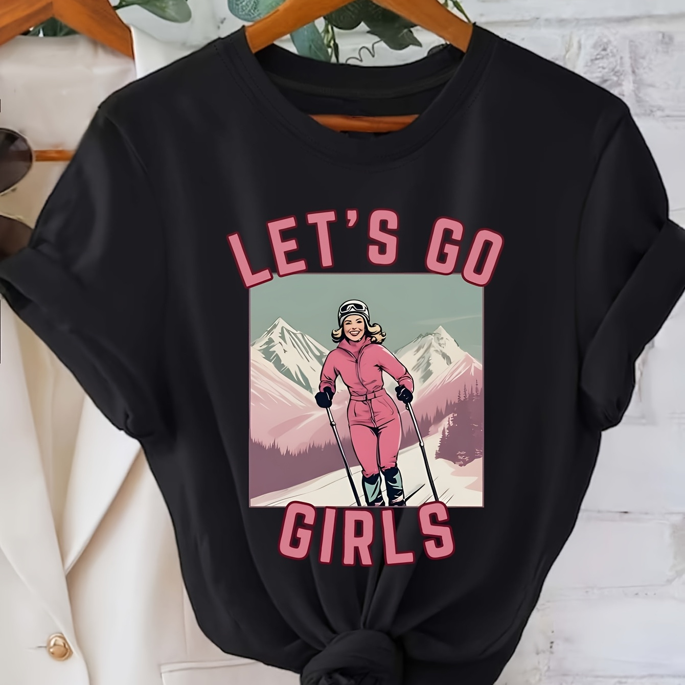 

T-shirt imprimé de ski pour femmes, haut décontracté à manches courtes et col rond, tissu tricoté en polyester, à toute l'année, longueur régulière - 95% polyester, 5% élasthanne