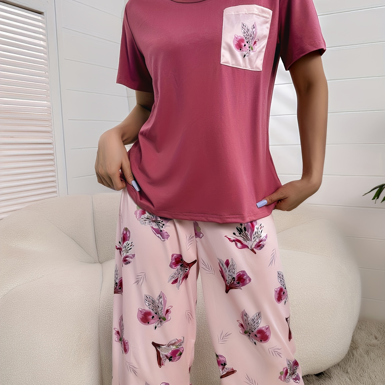 

Ensemble de pyjama décontracté à imprimé floral pour femme, haut à manches courtes et col rond, pantalon capri, coupe décontractée confortable