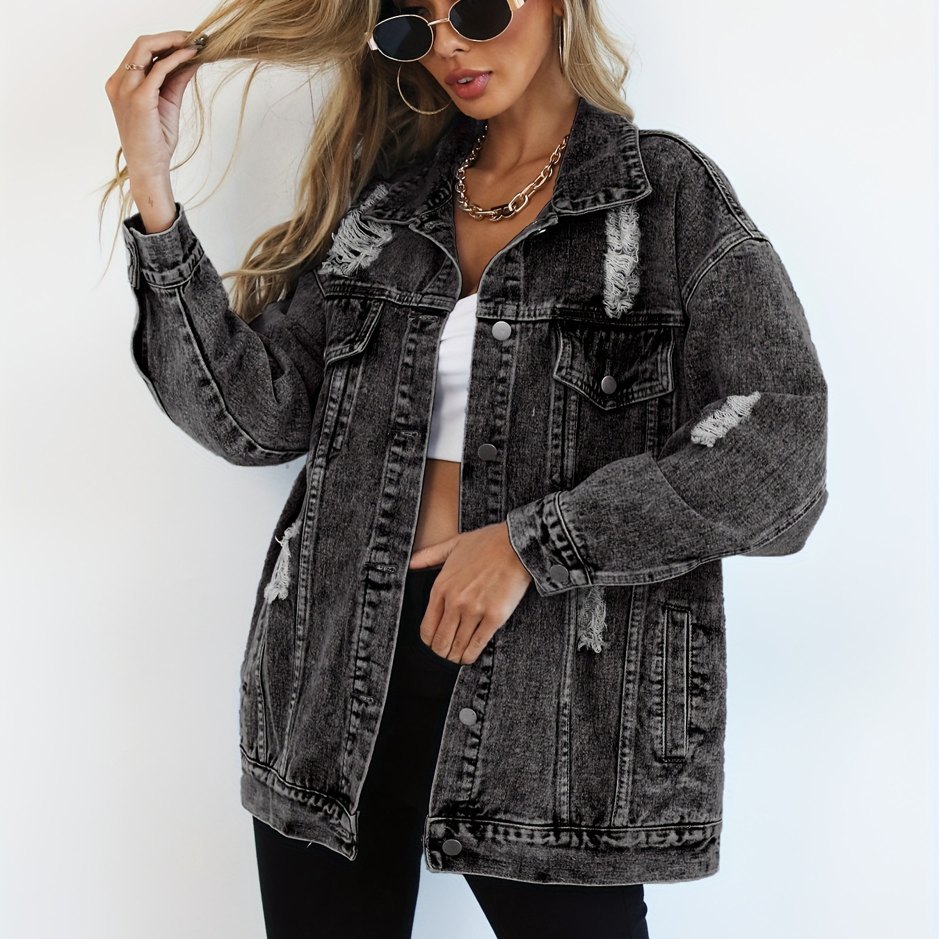 

Veste en jean oversize délavée et déchirée style streetwear gris, jeans et vêtements en denim pour femmes.