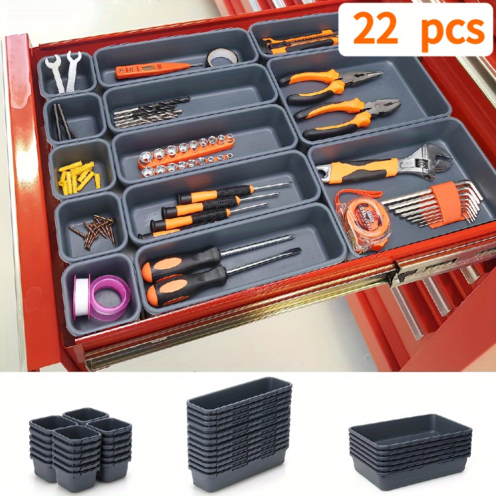 Tornillos, pernos, tuercas y otras cosas de carpintero en una caja de  herramientas de plástico (organizador de hardware). foto de stock.