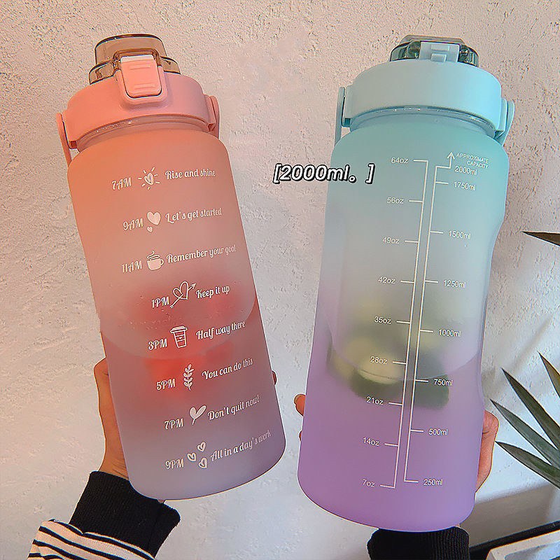  Botella de agua de 2 litros con popote, botellas de viaje  portátiles, taza de fitness deportiva, agua fría de verano con escala de  tiempo (capacidad: 2 L, 64 onzas, color: rosa) 