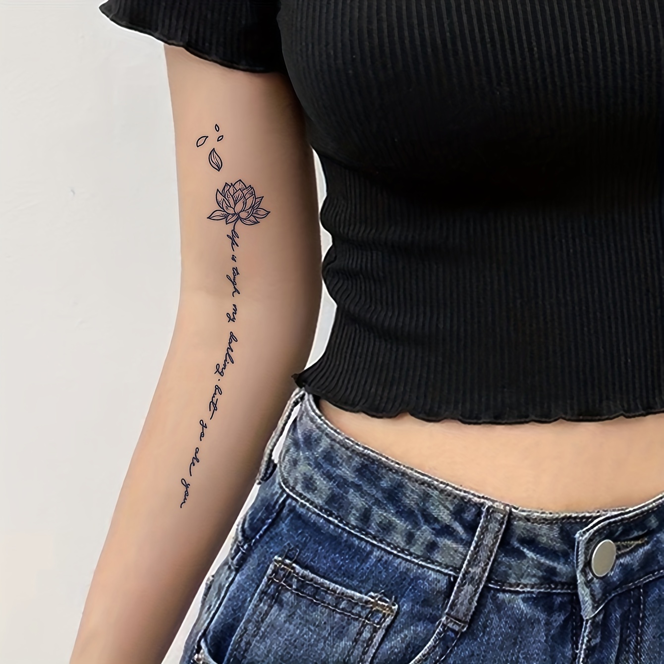 letras de tatuajes en la columna vertebral