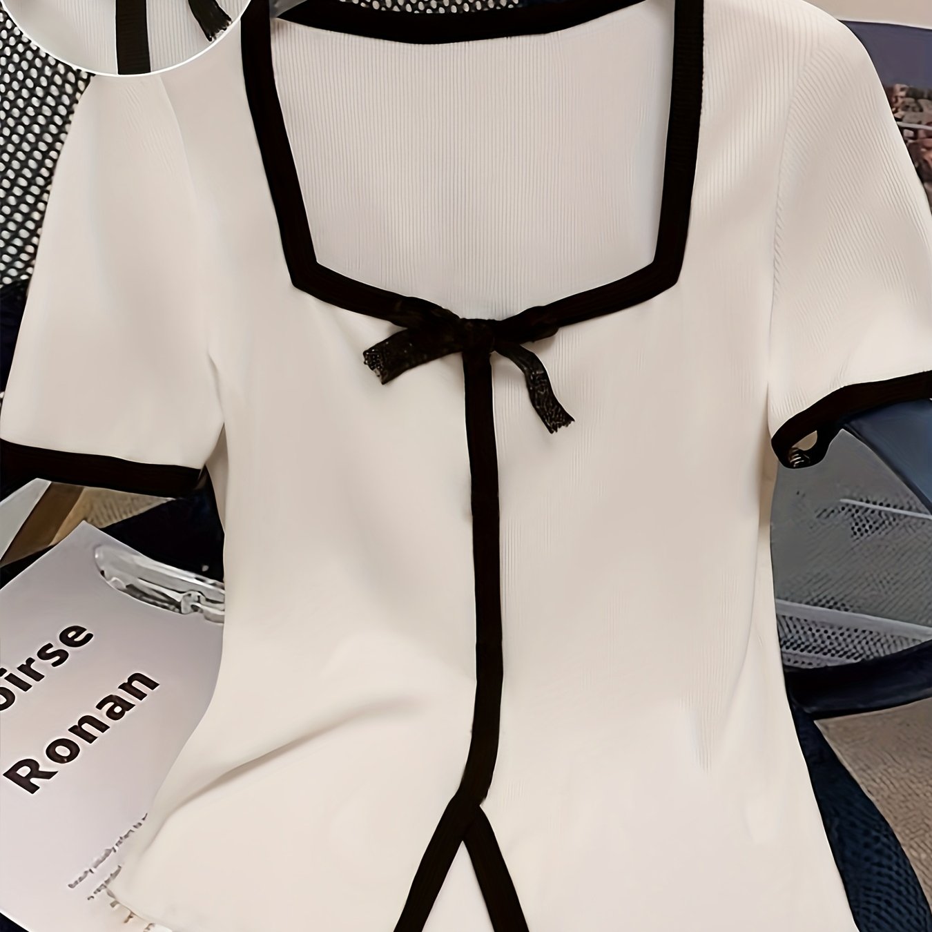 E-shop Elegante Damen-Bluse mit quadratischem Ausschnitt – Kragen mit Schleifenknopf & durchgehender Knopfleiste, einfarbiges, nicht dehnbares Oberteil