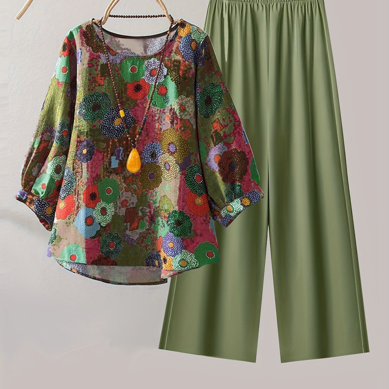 E-shop Elegantes Damen-Oberteil mit geometrischem Print, Rundhalsausschnitt und langen Ärmeln, zusammen mit lockerer, einfarbiger Hose | Herbst-Winter