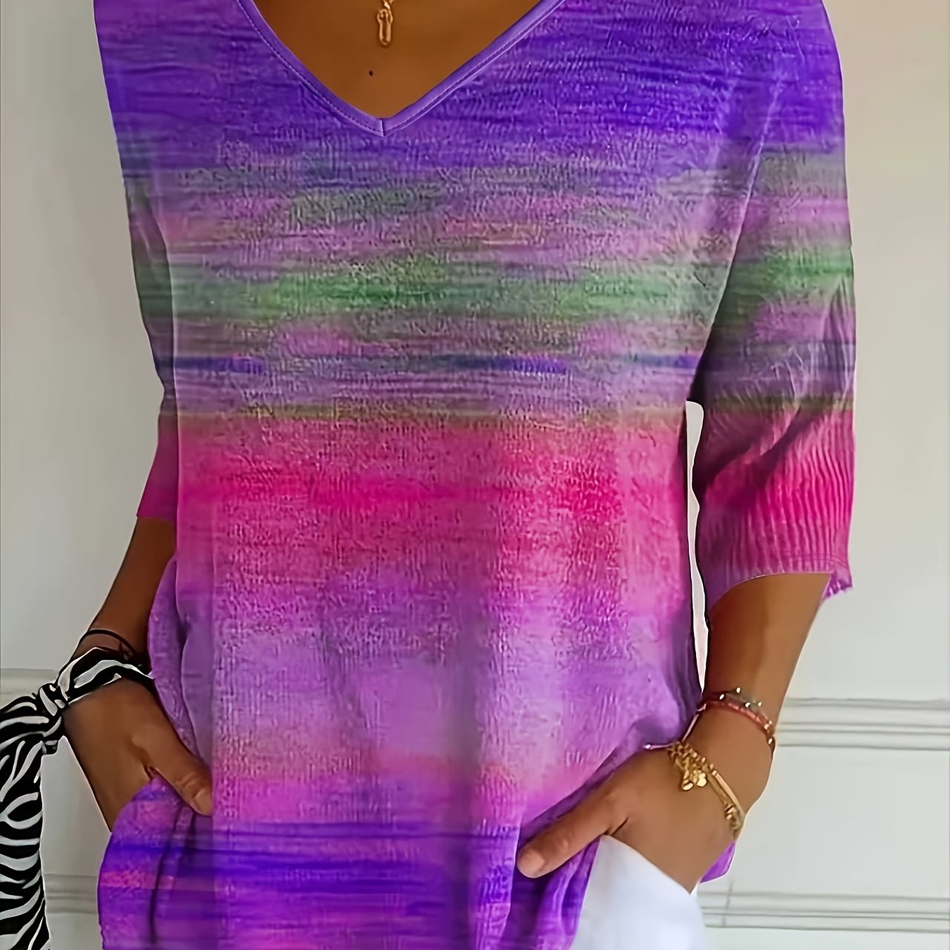 E-shop Multicolor Gradient Gestreiftes Damen 3/4 Ärmel Shirt - Lässiges V-Ausschnitt Stylish T-Shirt in Lila, Grün und Rot