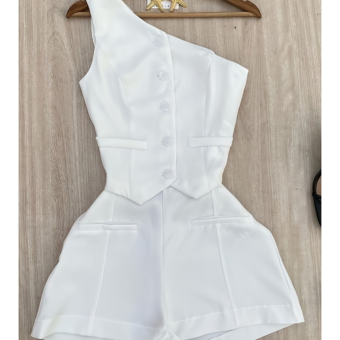 TEMU Conjunto de 2 piezas para mujer: Chaleco de hombros descubiertos y shorts de color liso a