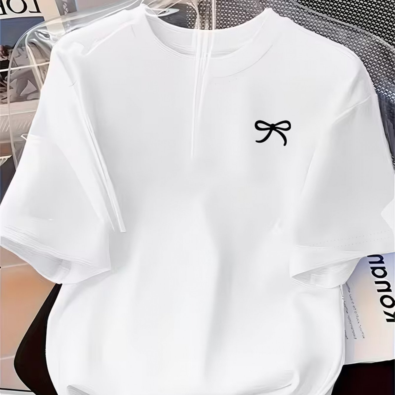 A Stylish -neck T-shirt Featuring A Easy Artistic Bow Print, Designed For Casual, Comfortable, And Versatile Casual Attire