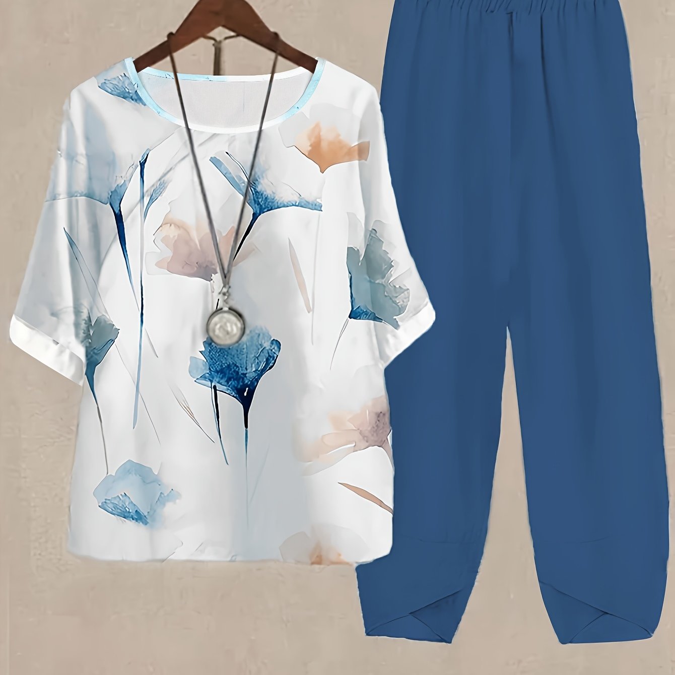 Artikelbild urlaubsgeeignete, neue, lockere freizeithose mit rundhalsausschnitt und blumenmuster