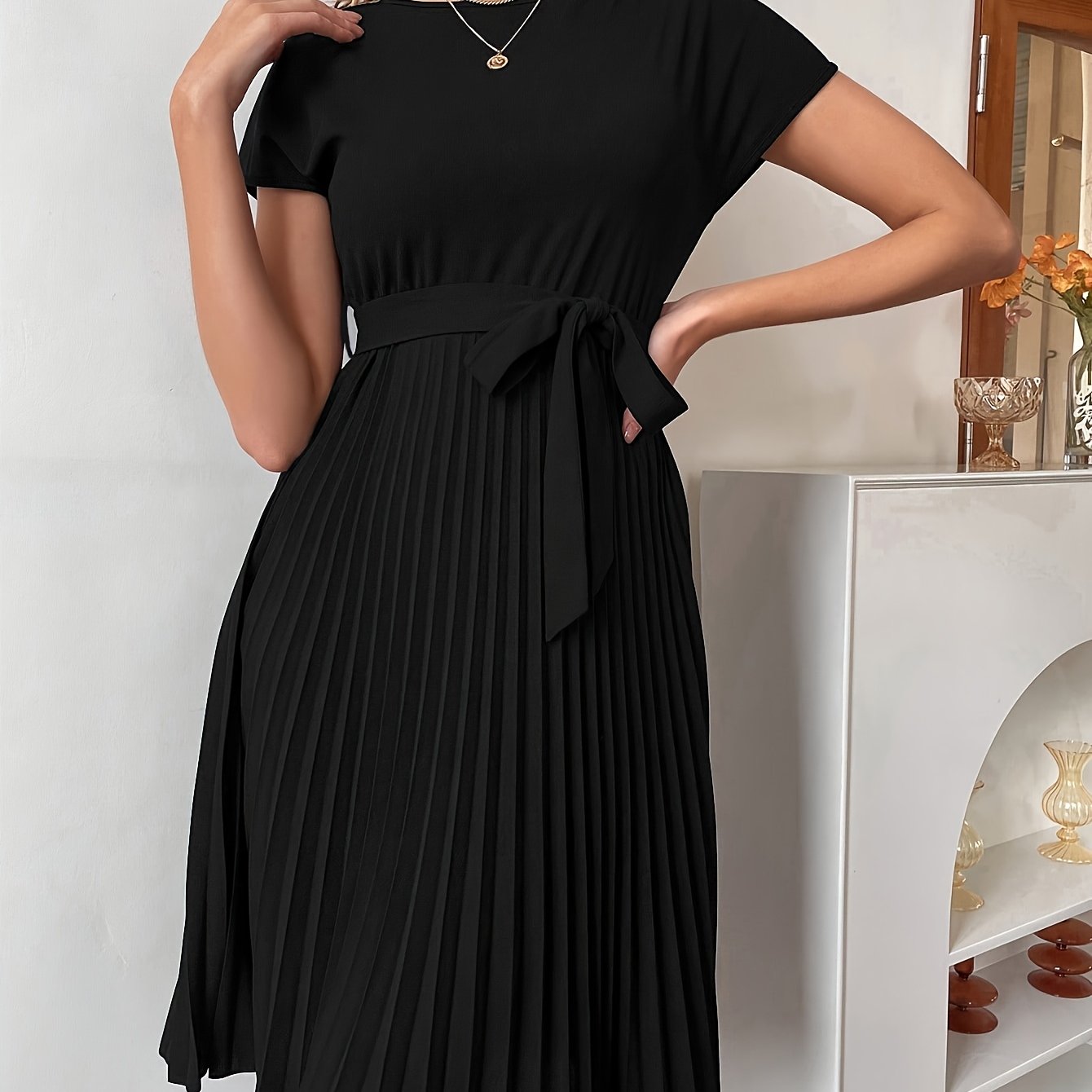 E-shop Rundhals Kleid in Unifarben mit Falten, Saum und Gürtel für Damen