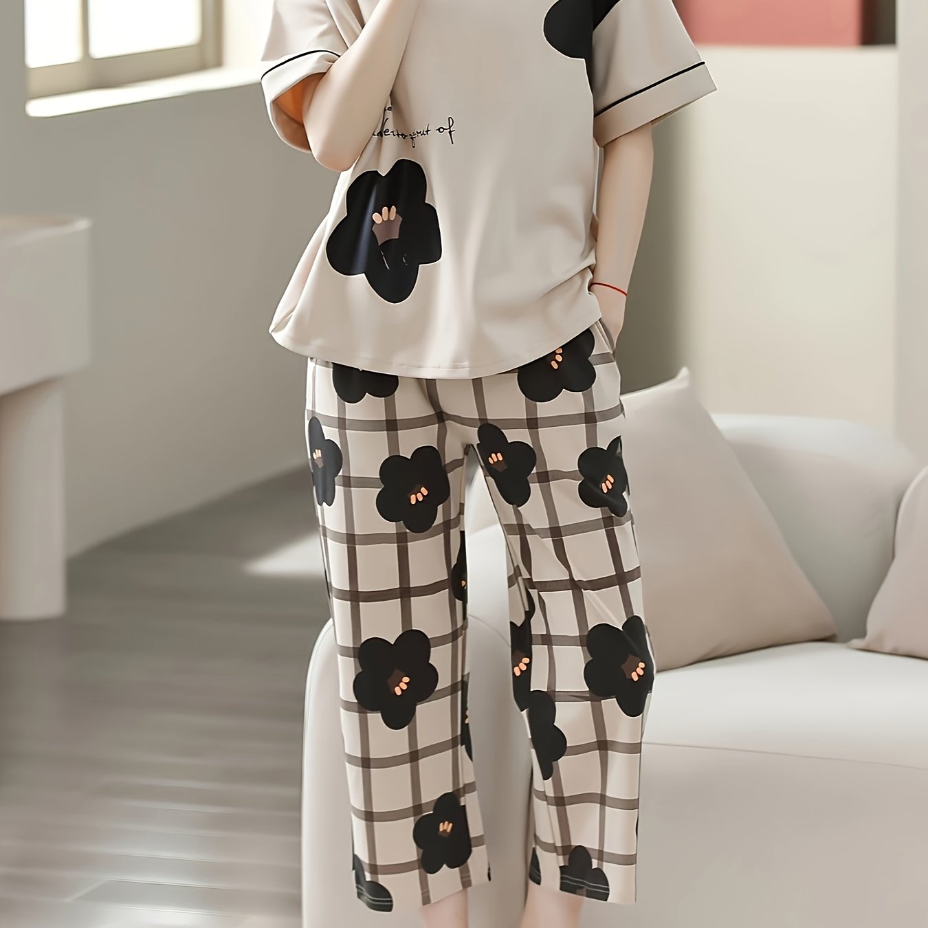 TEMU 【夏向け】女性用パジャマセット。楽しい花柄とティブなテキストデザインが特徴。チェック柄のルカプリパンツ付きで、スできついながらも快適な着心地。自宅でのスに最適。