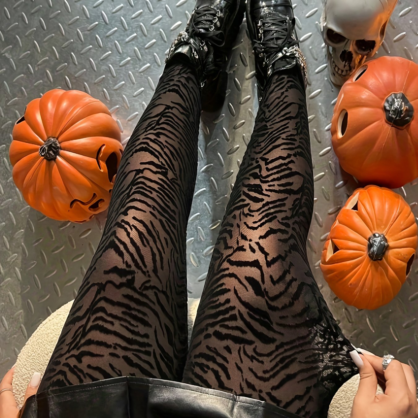 E-shop 2025 Damen Bestseller Zebra-Print Flock-Design Mesh-Leggings, Hautfreundliche Textur + Gothic-Stil, , Unverzichtbar für Weihnachten, Neujahr,