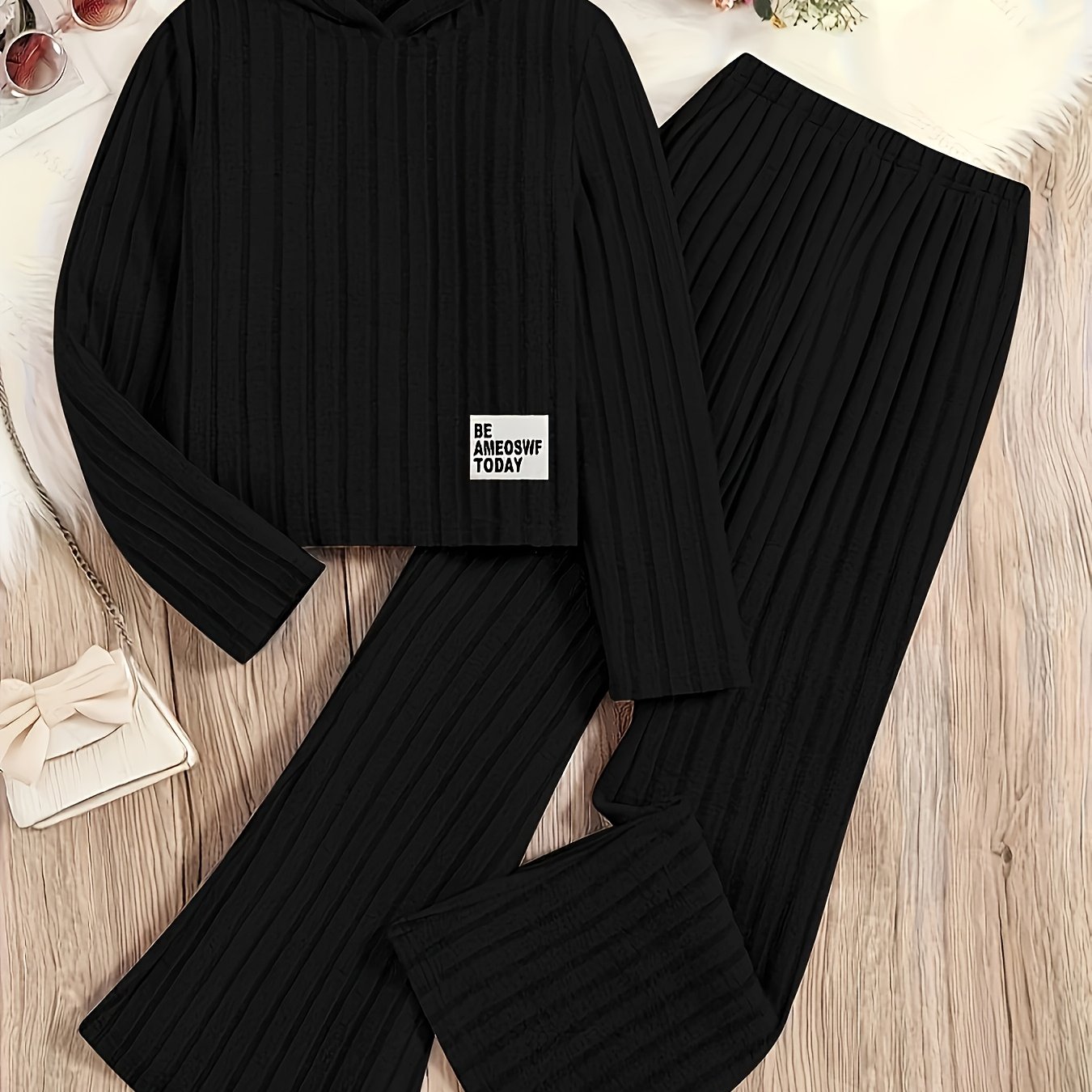 E-shop Ein Set aus Damen Rippen-Applikations-Hoodie Schlaghose