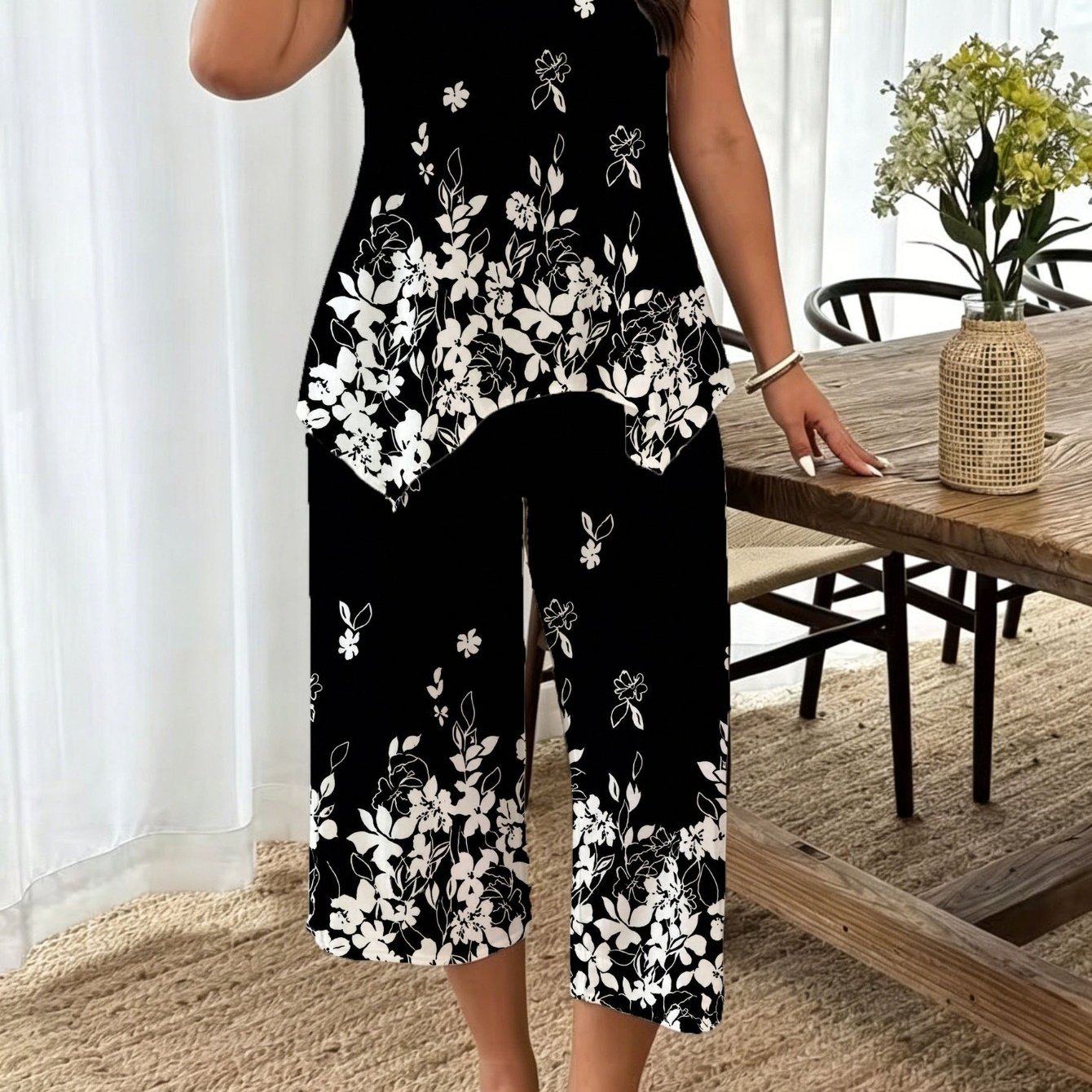 Image of Plus Size, A Large-sized Suit, An Elegant And Fashionable 2pcs Design Featuring A Plant And Floral Print T-shirt And Pocket Capri Pants For Women.
