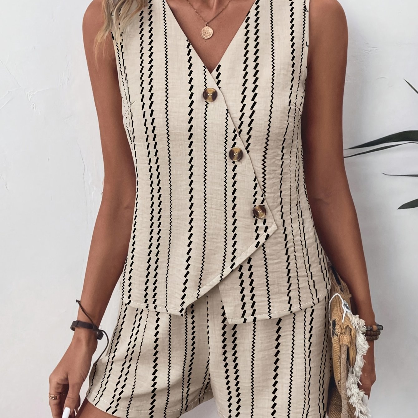 TEMU Conjunto de estilo europeo y americano de /verano para mujer, con estampado aleatorio y corte aleatorio, que camiseta sin tipo chaleco y shorts,