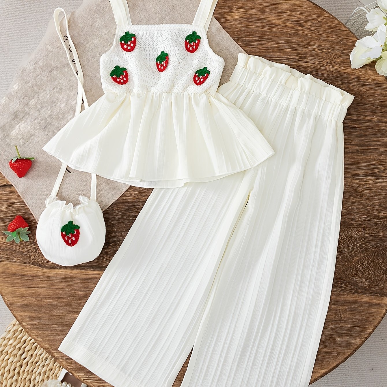 E-shop Modisches zweiteiliges Set für junge Mädchen mit einem Tanktop mit Rüschensaum, Erdbeer-Spitzen-Details und eleganten Hose mit weitem Bein, für