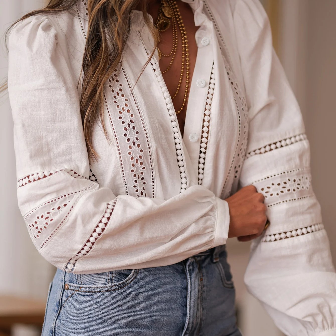 E-shop Ein lässiges Langarmshirt mit Stehkragen und Spitzenaufschlägen, der einen eleganten Charme zeigt, für Damenmode
