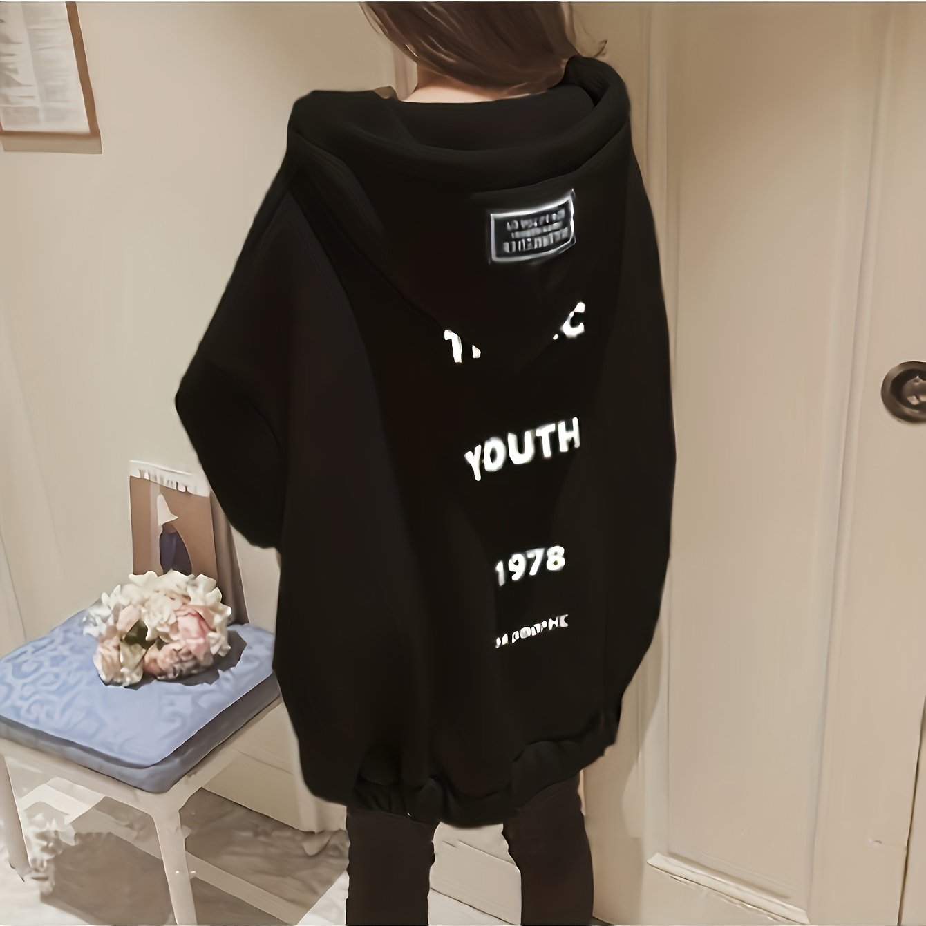 TEMU 【商品名】秋と冬のレディースフード付きスウェットシャツ。背面にレタープリントが特徴で、ゆったりとしたフィット感で体型を際立たせます。普段のお出かけや通勤に最適。