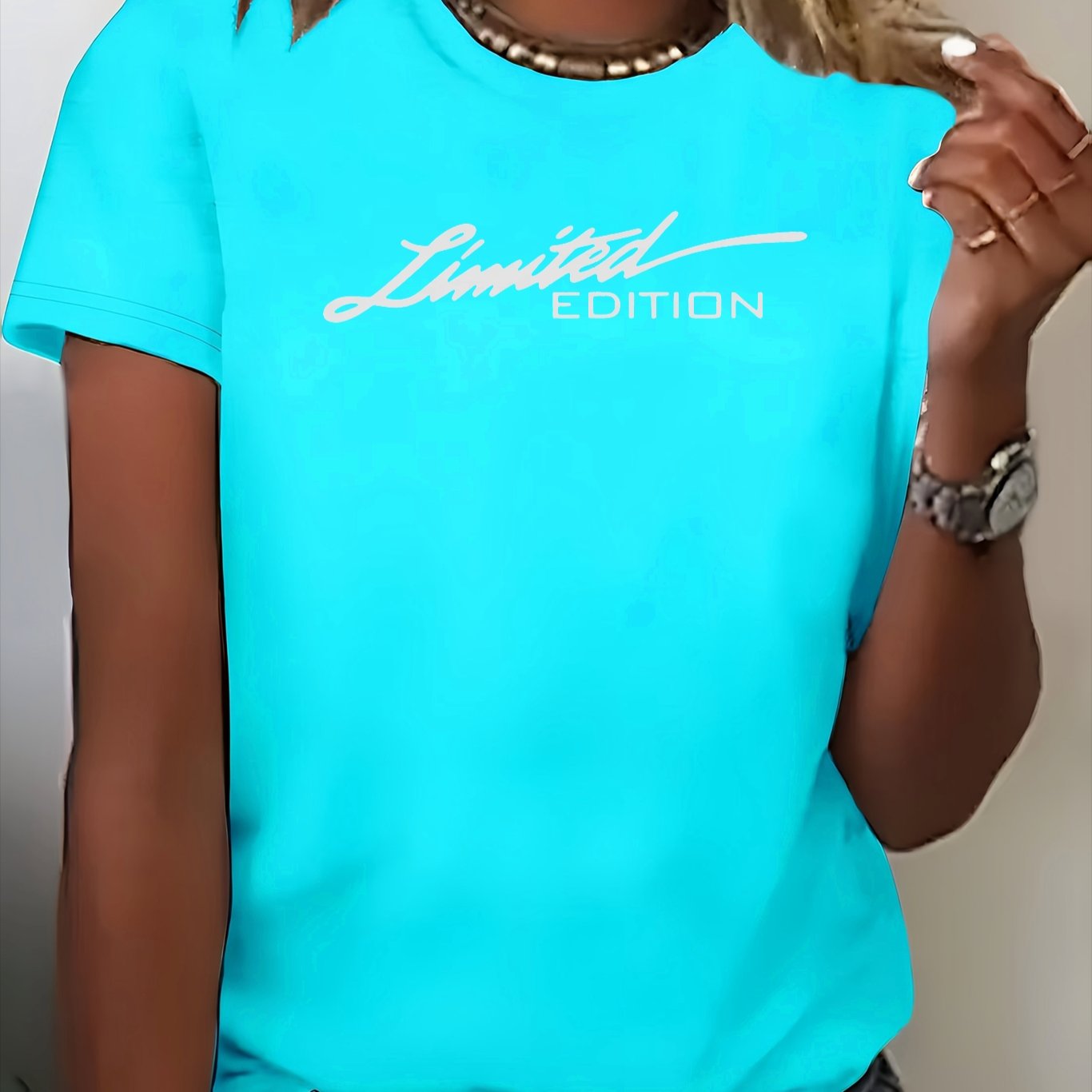 E-shop Damen Türkisblaues Elegantes Rundhals-Kurzarm-T-Shirt – Limitierte Edition mit Kursivschrift & Nummerierter Druck, Atmungsaktives Casual bis