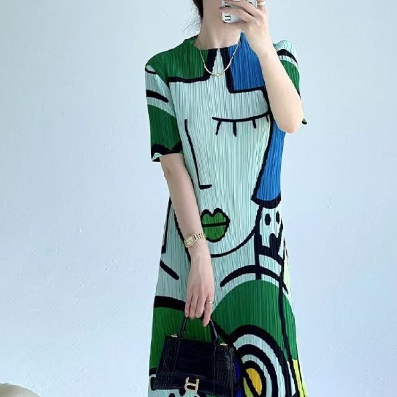 TEMU 【大きいサイズ】大きいサイズ - 女性向けのトレンディなワンピース。ミヤケプリーツ、半袖、遊び心のある漫画プリントが特徴で、春と夏に最適。ルーズフィット。