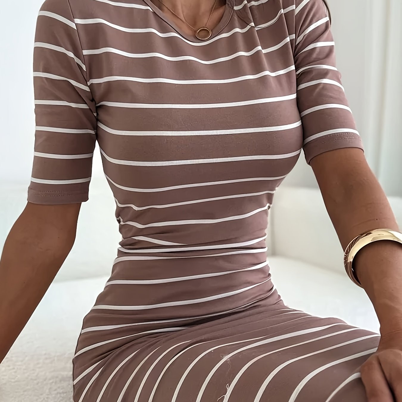 E-shop Damenmode 2025 Strickkleid - Lässiger Rundhalsausschnitt, Kurzarm, Bodycon-Schnitt, Frühling/Sommer-Kollektion, Braun & Weiß vertikale Streifen,
