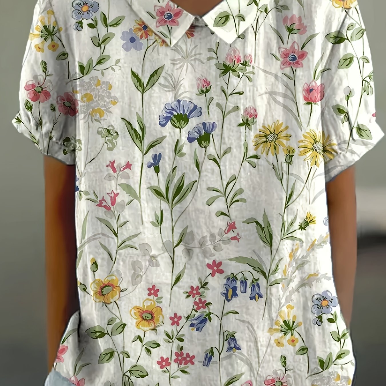 E-shop Leichte Damenbluse mit Blumenmuster - Lässiges Kurzarmhemd mit Kragen und Knöpfen, Maschinenwaschbar, Ganzjahreskleidung, Entspannter Sitz |