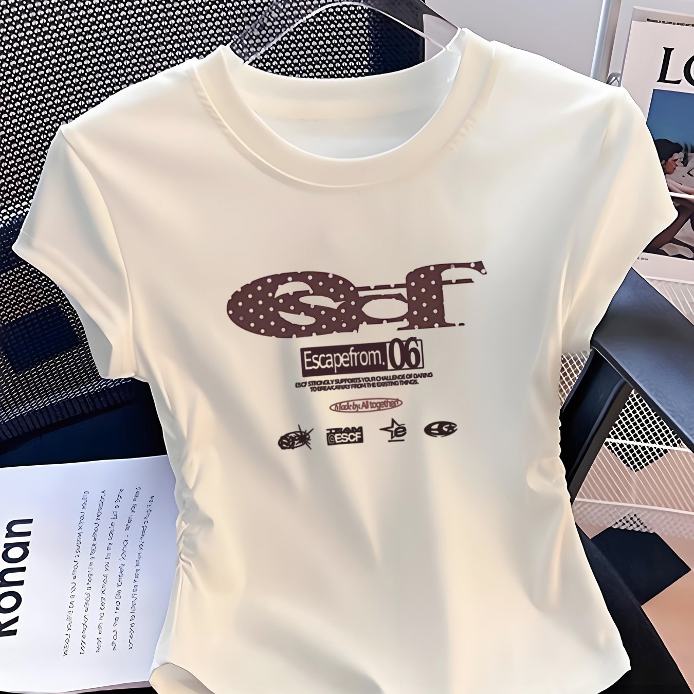 TEMU 핫 슬림핏 숏 스타일 허리 슬림핏 반팔 티셔츠, 창의적인 폴카 도트 레터 프린트 패턴, 여성용 슬림핏 버전, 옆면 허리 슬림핏 디자인, 여름 활용도 높은 풀오버 상의