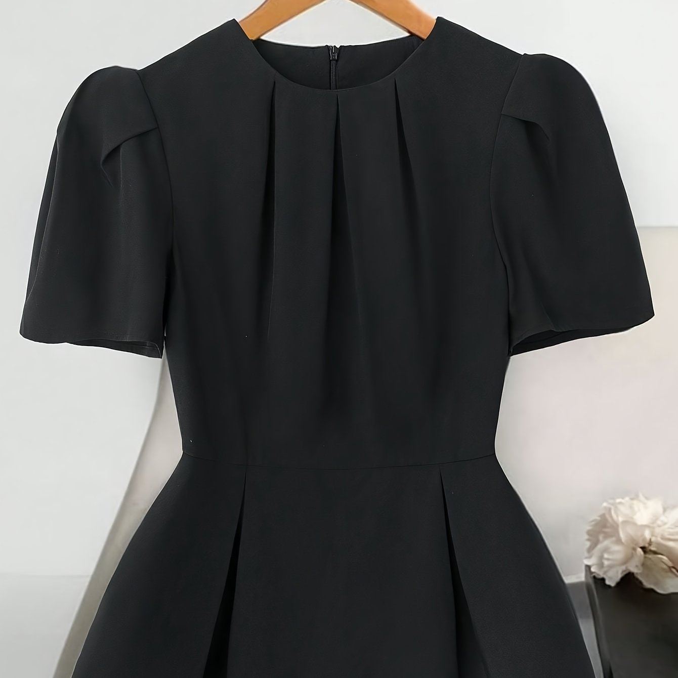 E-shop Elegante klassische schwarze Damenbluse mit runder Halsausschnitt und kurzen Ärmeln, die die Taille
