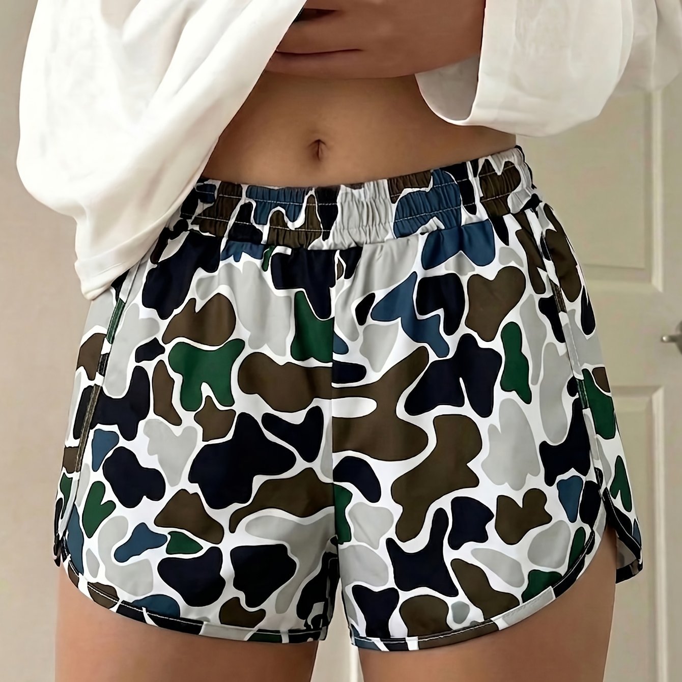 Leisure Style Green Shorts Made Of Durable Polyester Fiber Fabric, With A Drawstring And Elastic Waist Super Comfortable. A For Strolling And Relaxing At Home And Summer