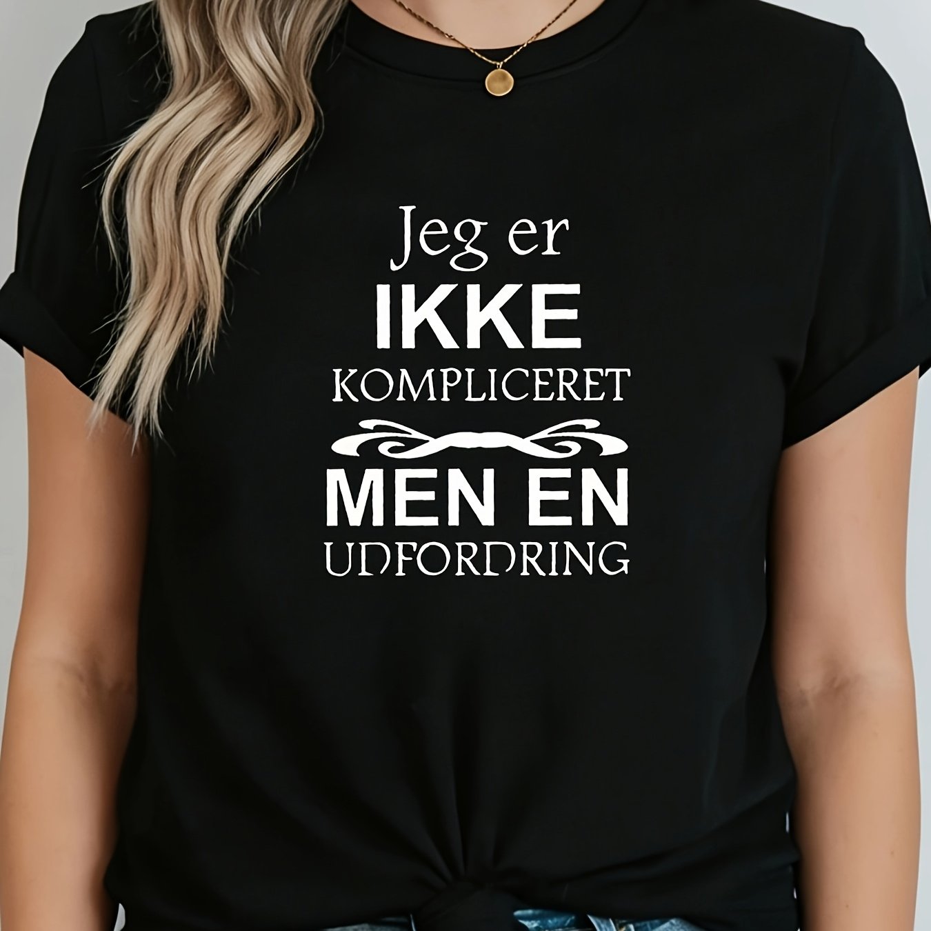 TEMU Women's Danish "jeg Er Ikke Kompliret Men En Udfordring" T-shirt - Black Round Neck Short Sleeve With Danish Print, Layering Top Suitable For