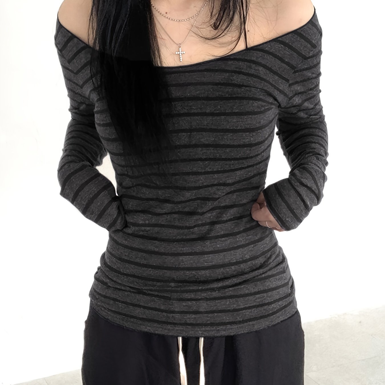 E-shop Koreanisches Streifen-Top im Off-The-Shoulder-Stil, leichtes Retro-Street-Slim-Fit-T-Shirt mit langen Ärmeln für Frühling und Herbst