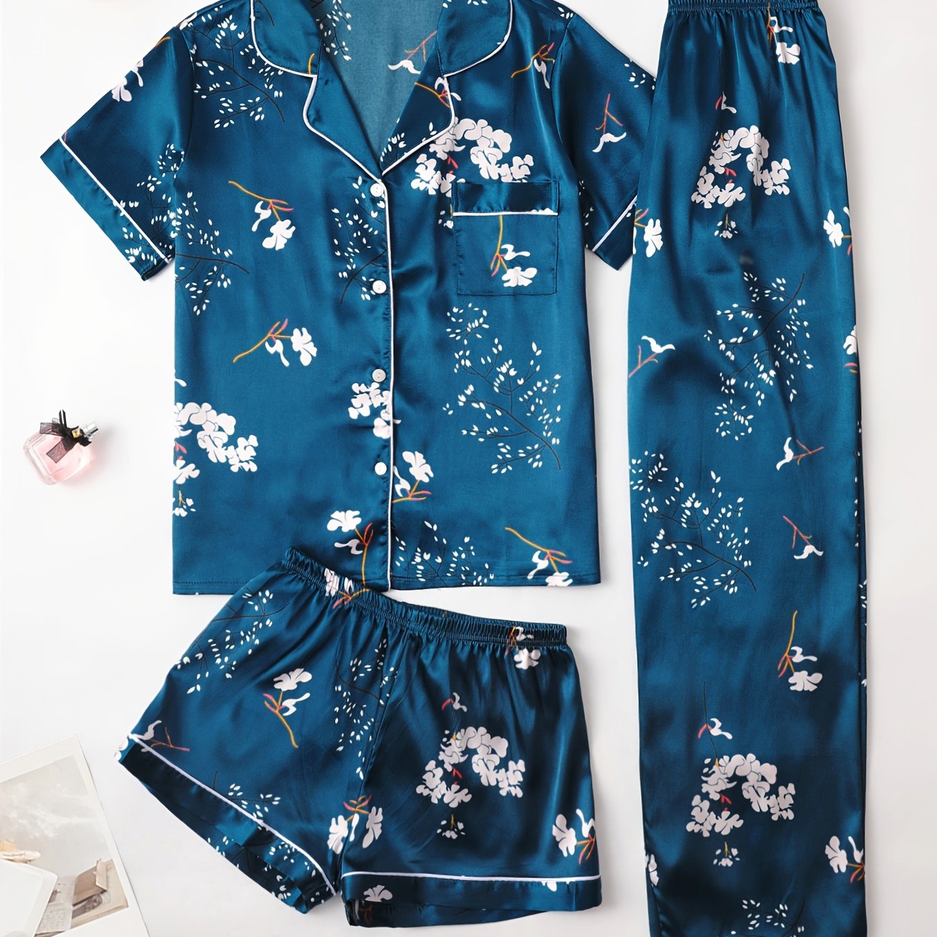 E-shop Elegantes Pyjama-Set aus Satin mit Blumendruck für Damen, kurzärmliges Oberteil mit Revers und Shorts und Hose, bequeme, entspannte Passform