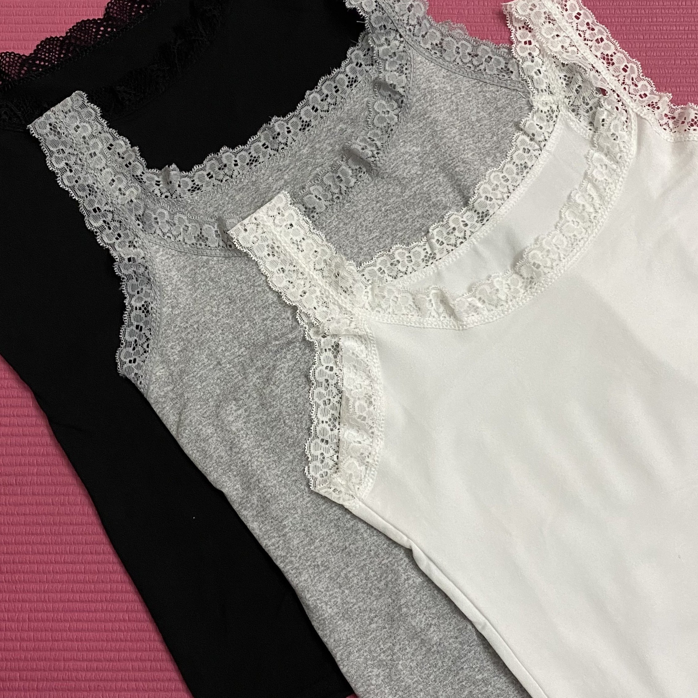 E-shop Set mit 3 Plus-Size Spitzen-Tanktops mit Rundhalsausschnitt, für Frühling und Sommer. Bequeme und vielseitige Loungewear, die auch im Freien