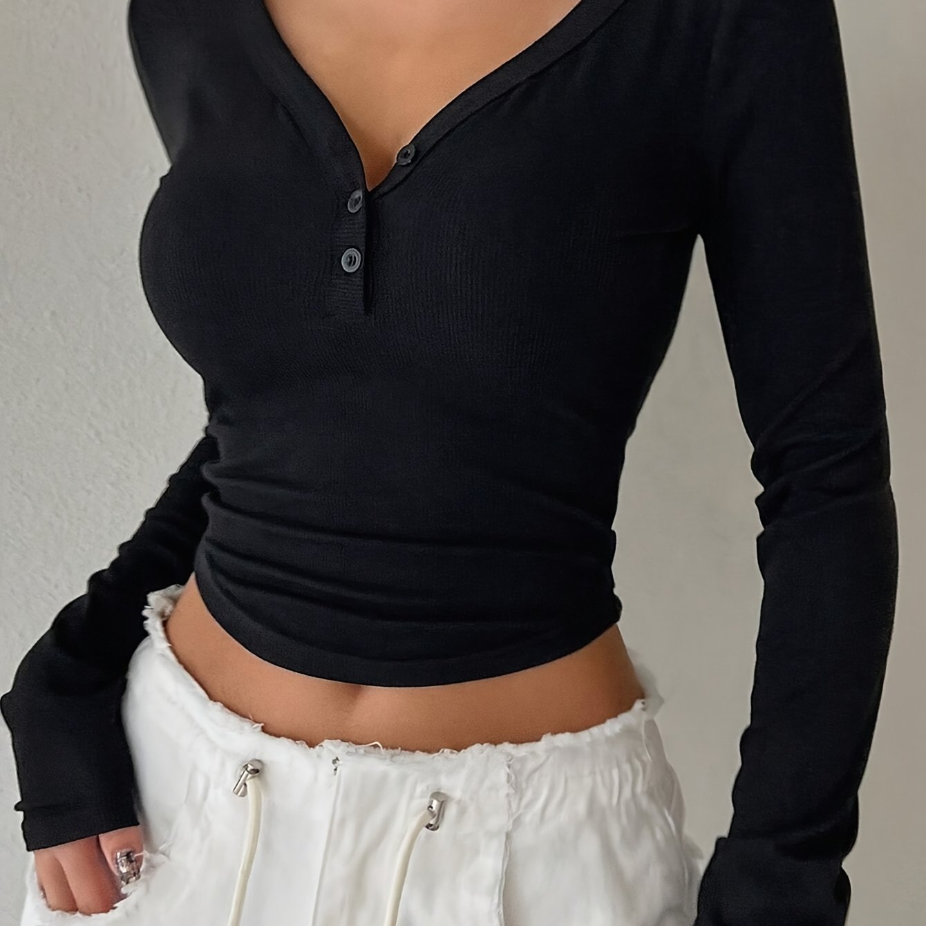 E-shop Damen Slim Fit T-Shirt in Unifarben mit Rundhalsausschnitt und Knopfleiste im Y2K-Style