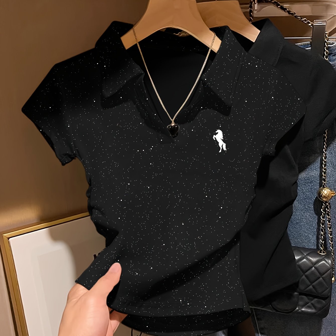 E-shop 8218-Modisches Slim-Fit Plissee-Kragen Kurzarmtop, Minimalistischer Stil mit Pferdemusterdruck, Reine Sehnsucht Koreaner-Stil