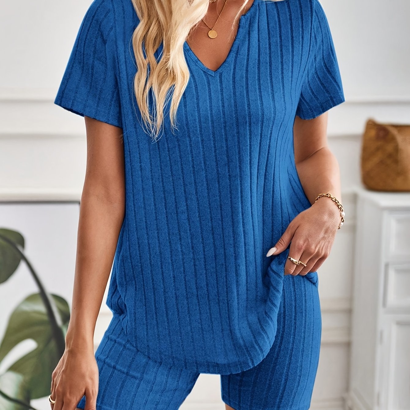 E-shop Elegantes, gerichtetes Damen-Set mit geradem V-Ausschnitt, kurzen Rippstrick-Oberteil und Shorts