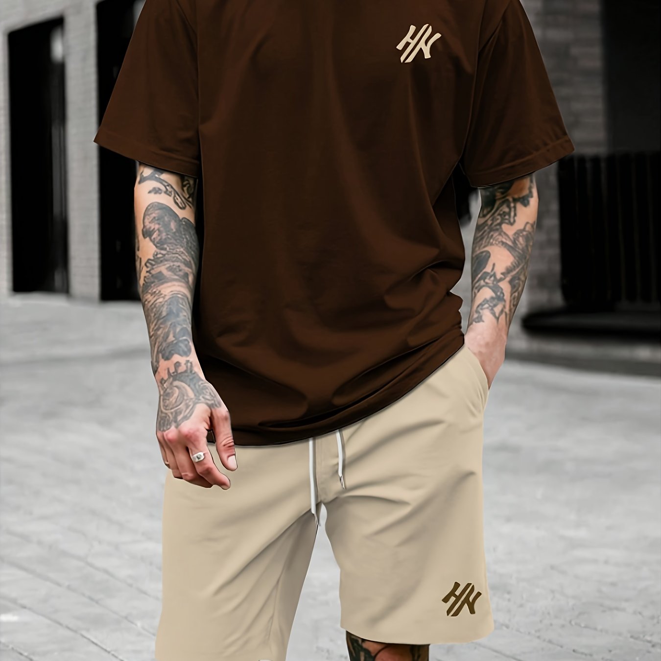 TEMU Conjunto de camiseta de manga corta y cuello con estampado de y pantalones cortos deportivos con cintura de cordón para hombre, casual y moderno