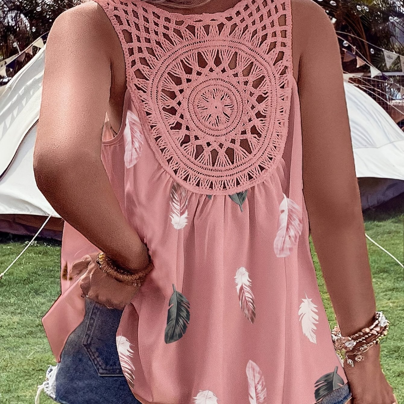 E-shop Plus Size - Plus Size - Elegantes V-Ausschnitt-Top mit Silhouette-Print, Spitzenausfräsungen und Falten-Design für Damen, für den Urlaub