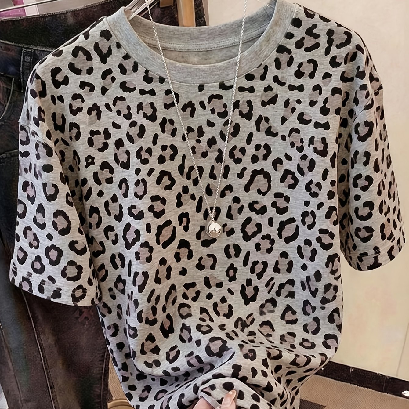 TEMU T-shirt élégant à manches courtes et imprimé léopard pour femme - Haut opaque non transparent, lavable en machine, à élasticité moyenne avec